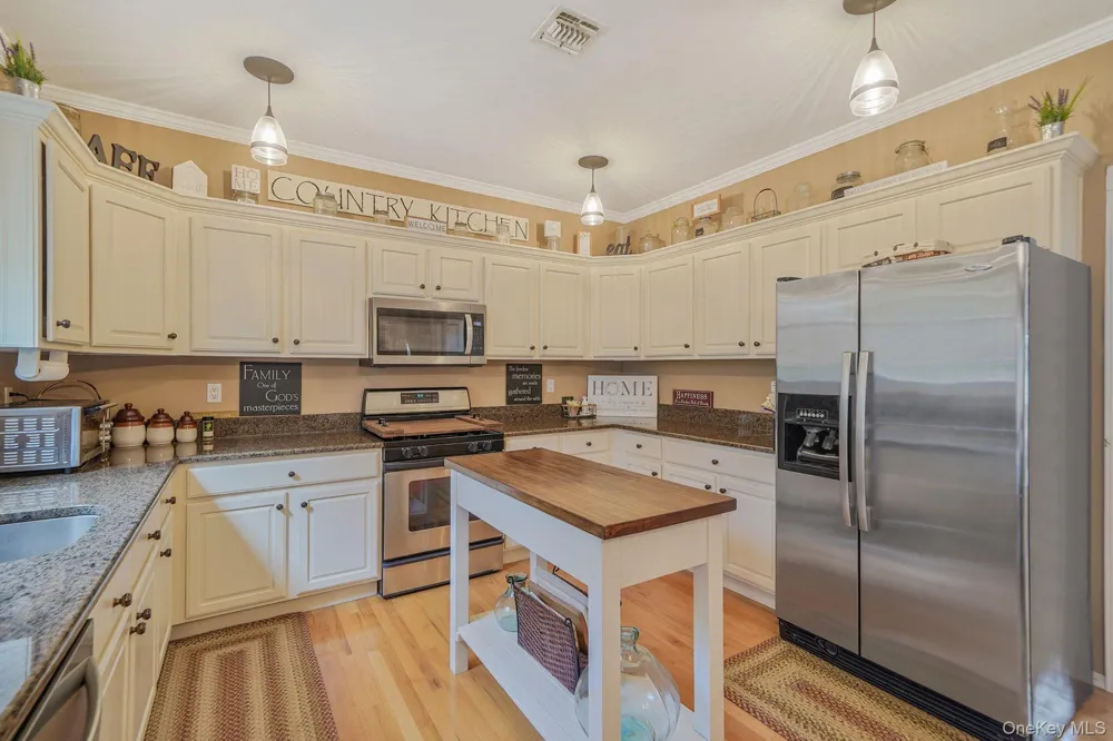 52 Shady View Crossing Manorville, NY 11949