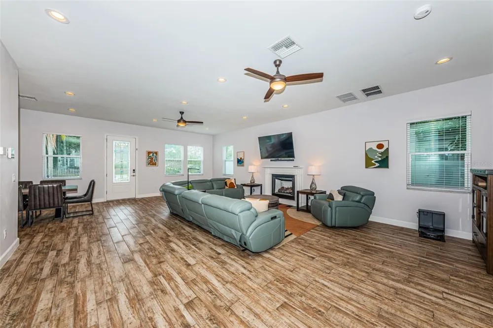 2430 6TH AVENUE St Petersburg, FL 33713