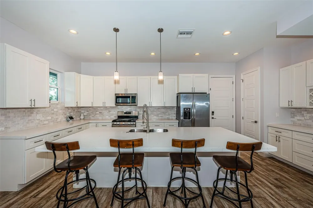 2430 6TH AVENUE St Petersburg, FL 33713