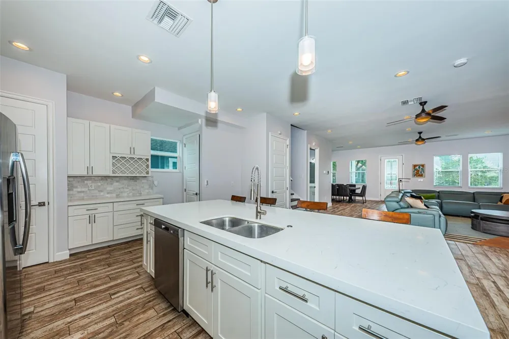 2430 6TH AVENUE St Petersburg, FL 33713