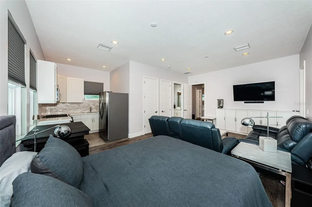 2430 6TH AVENUE St Petersburg, FL 33713