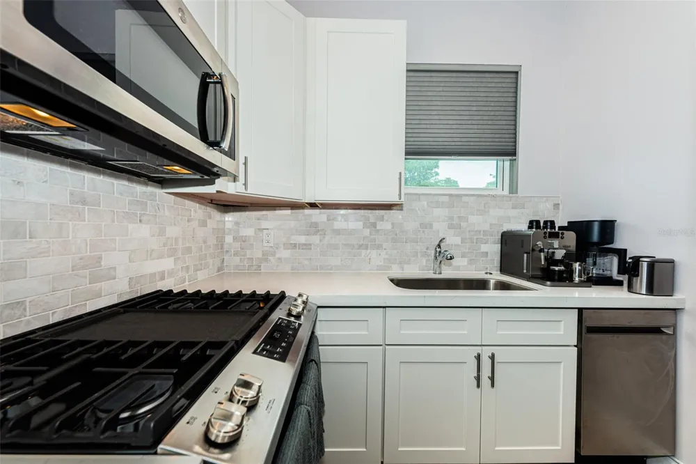 2430 6TH AVENUE St Petersburg, FL 33713