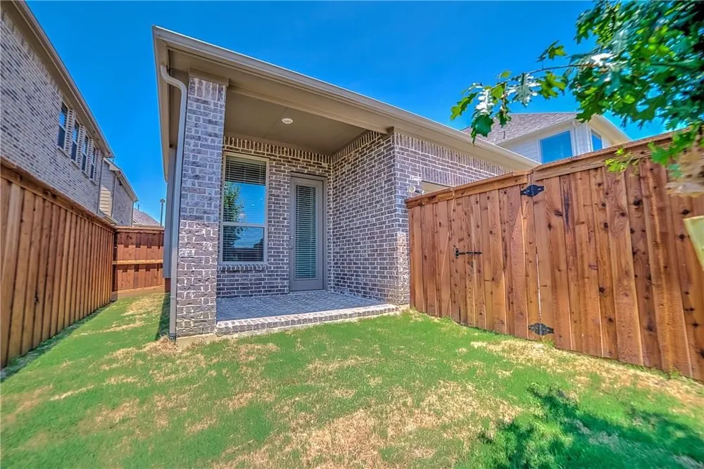 7124 Isle Royal Lane Irving, TX 75063