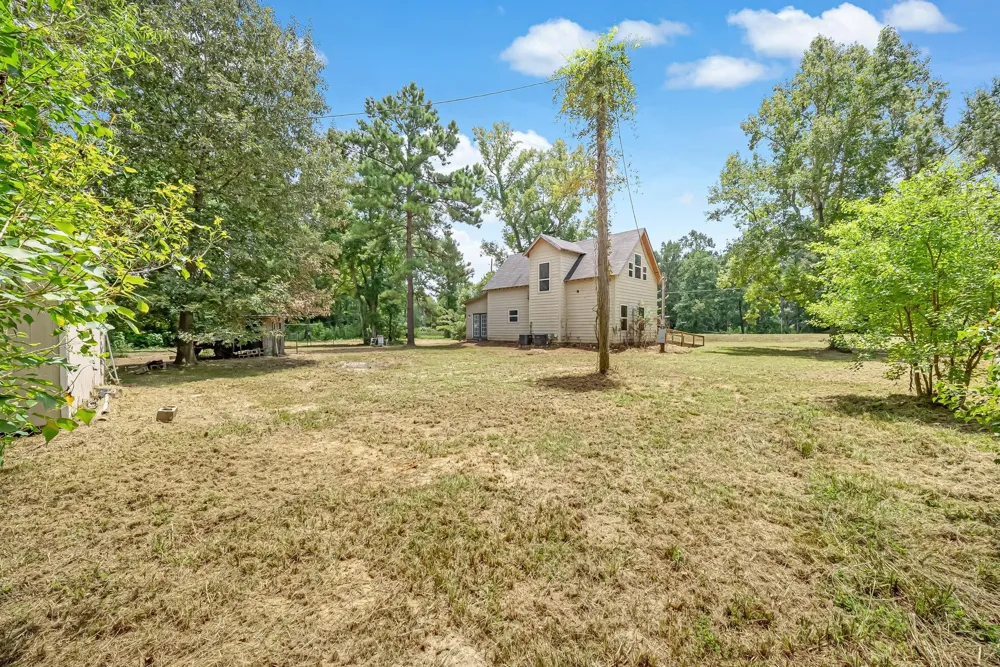 5415 Highway 105 Hull, TX 77564