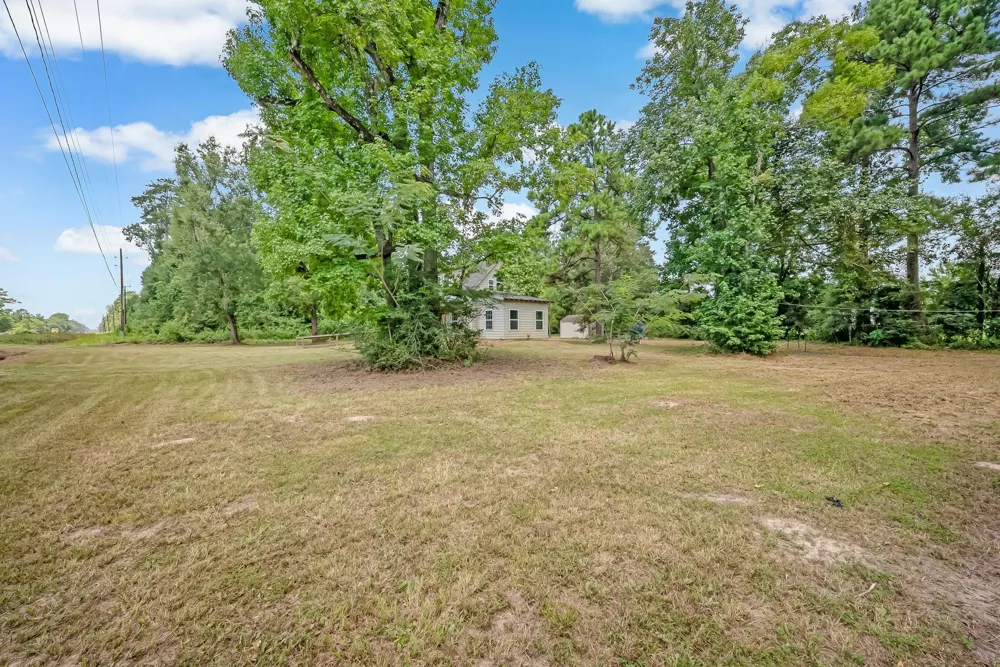 5415 Highway 105 Hull, TX 77564