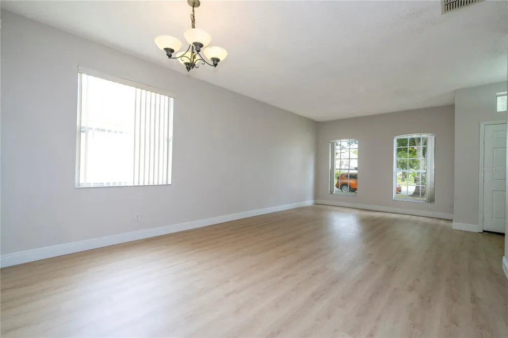 13827 HAWKEYE DRIVE Orlando, FL 32837