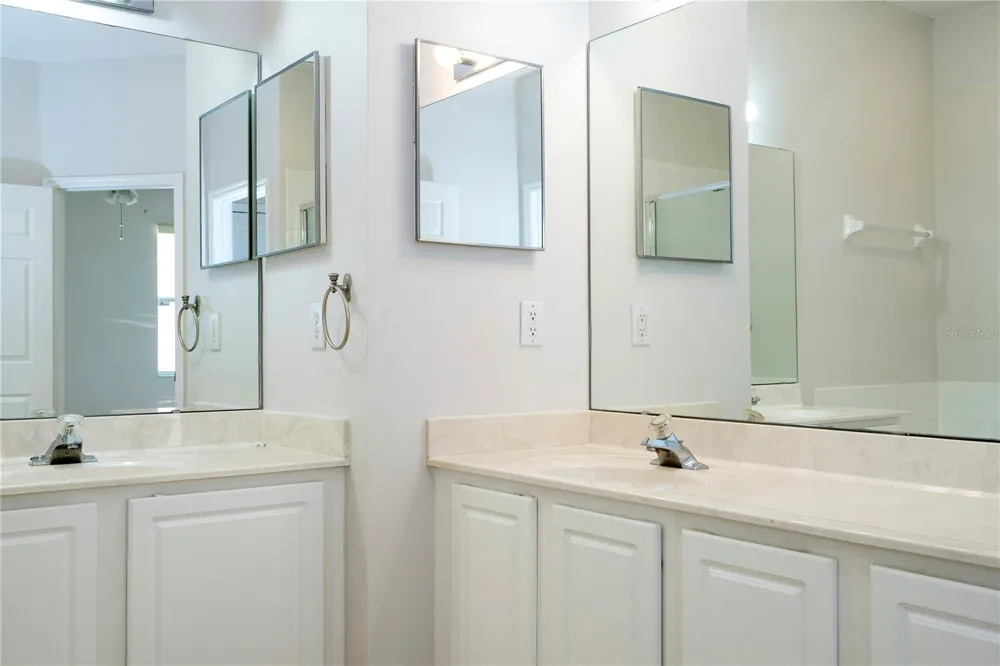 13827 HAWKEYE DRIVE Orlando, FL 32837
