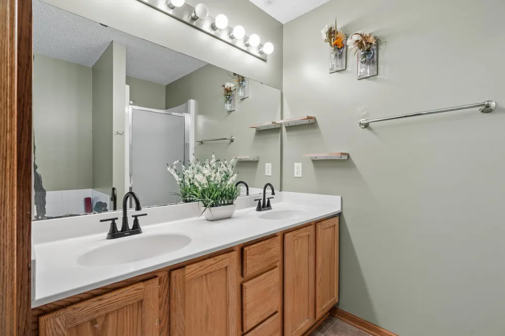 8195 Darcy Lane Inver Grove Heights, MN 55076