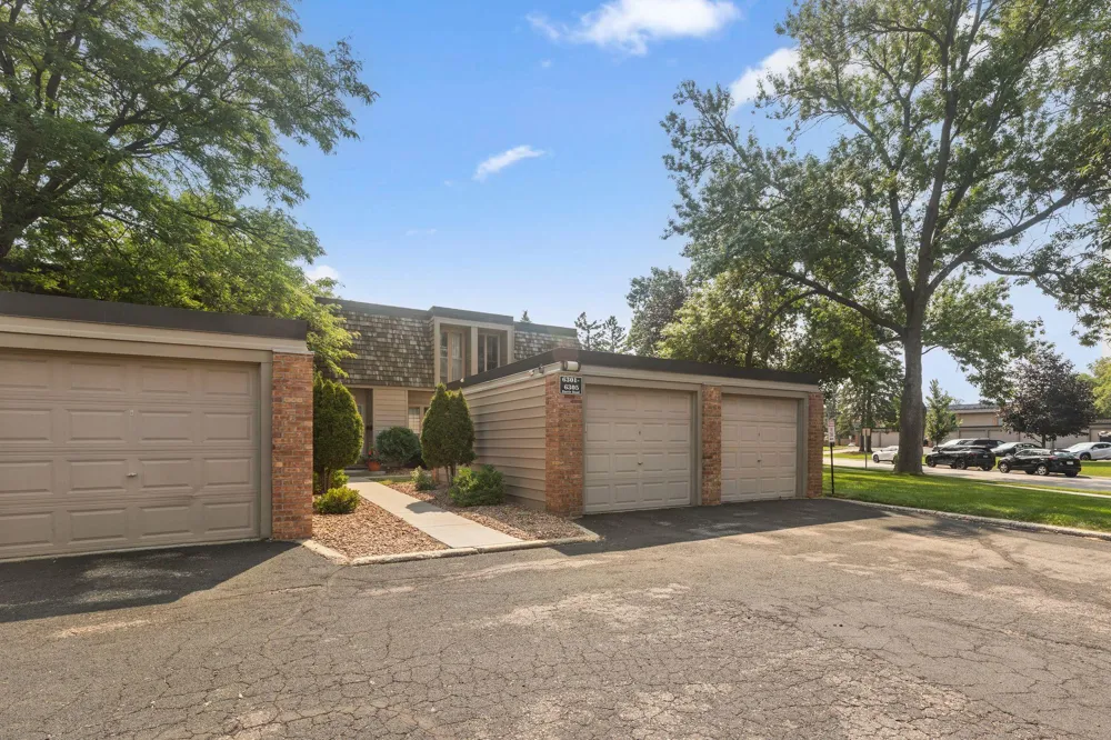 6301 Barrie Road Edina, MN 55435