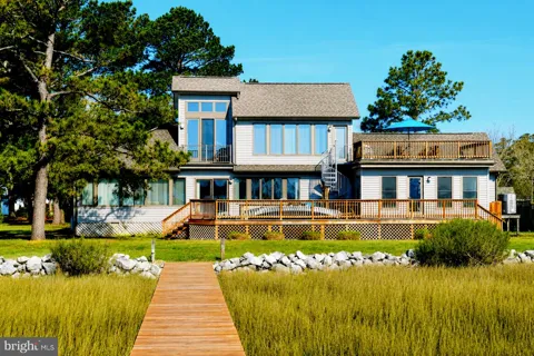 6107 HOPKINS LANE