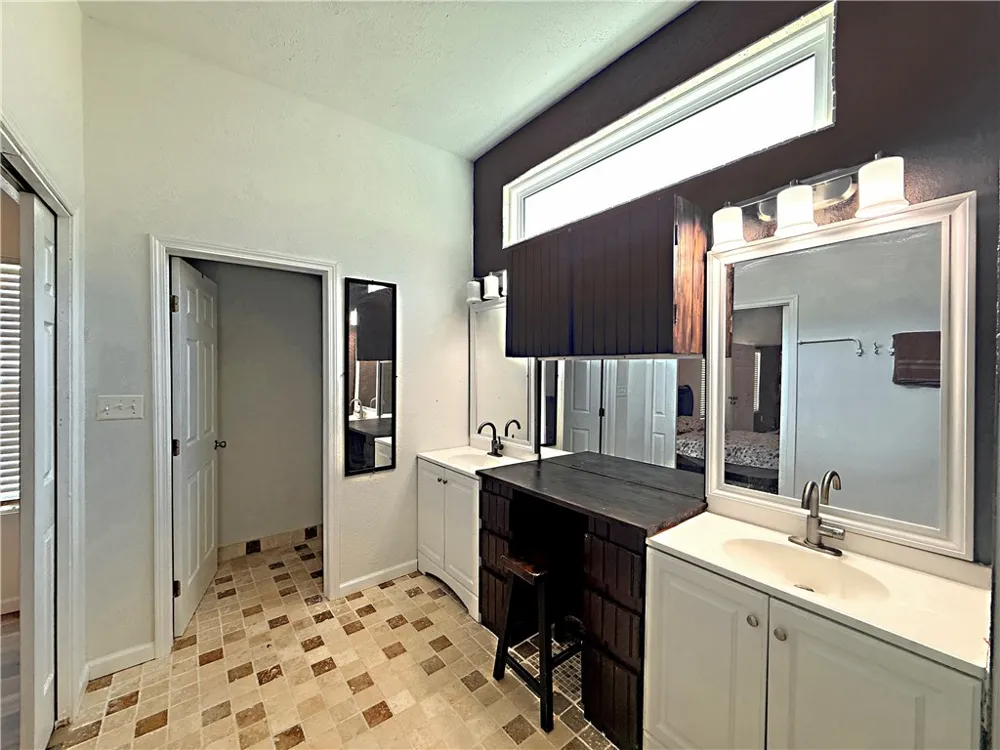 129 S Verne Street Rockport, TX 78382