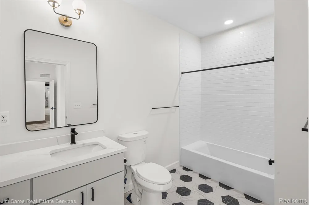 389 Saint Clair Grosse Pointe City, MI 48230