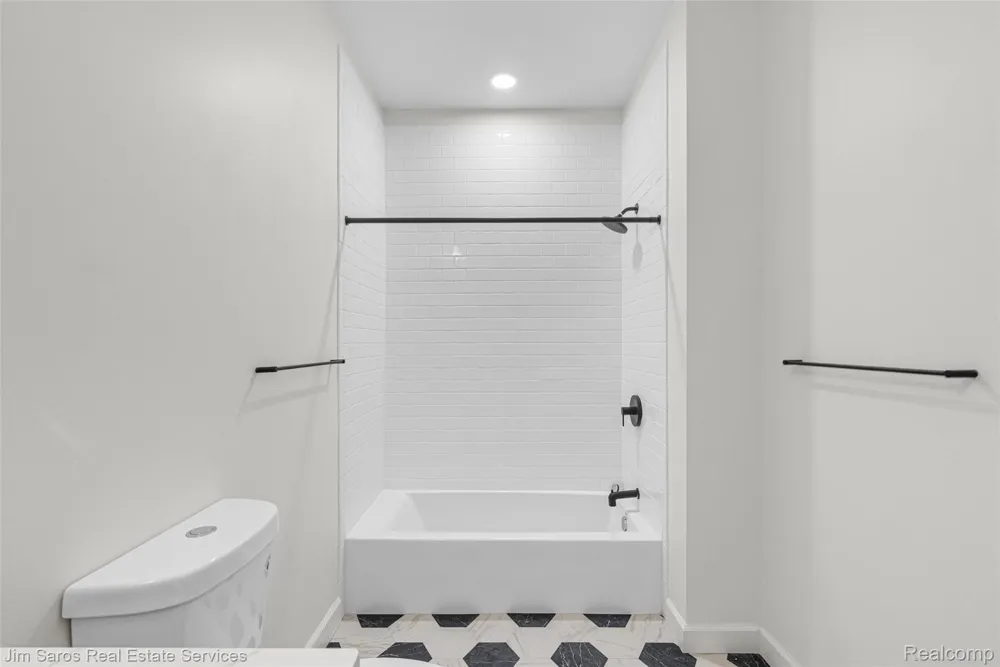 389 Saint Clair Grosse Pointe City, MI 48230