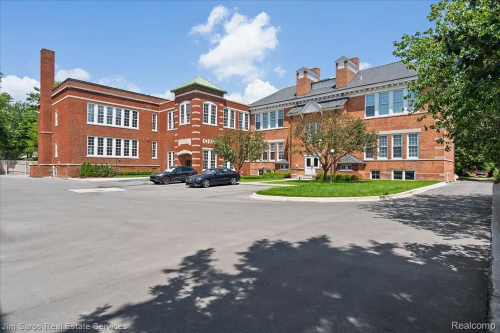 389 Saint Clair Grosse Pointe City, MI 48230