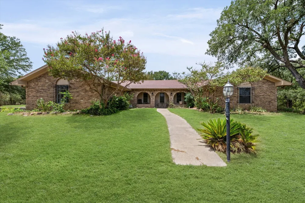 2534 S Robinson Drive Robinson, TX 76706