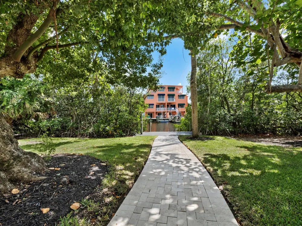 430 ISLAND CIRCLE Sarasota, FL 34242