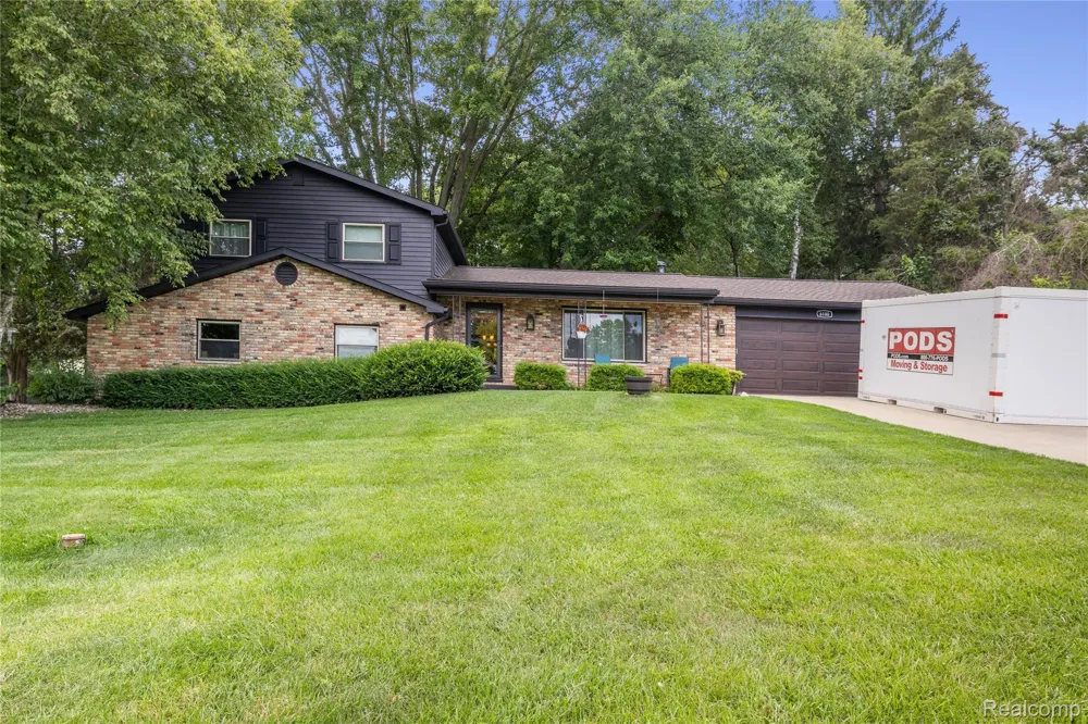 6180 Meyer Avenue Green Oak Township, MI 48116
