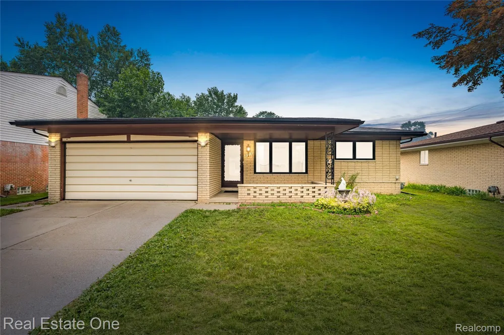 37719 Adrian Drive Sterling Heights City, MI 48310