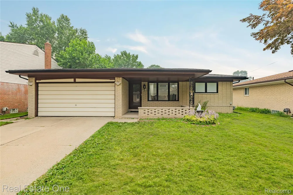 37719 Adrian Drive Sterling Heights City, MI 48310