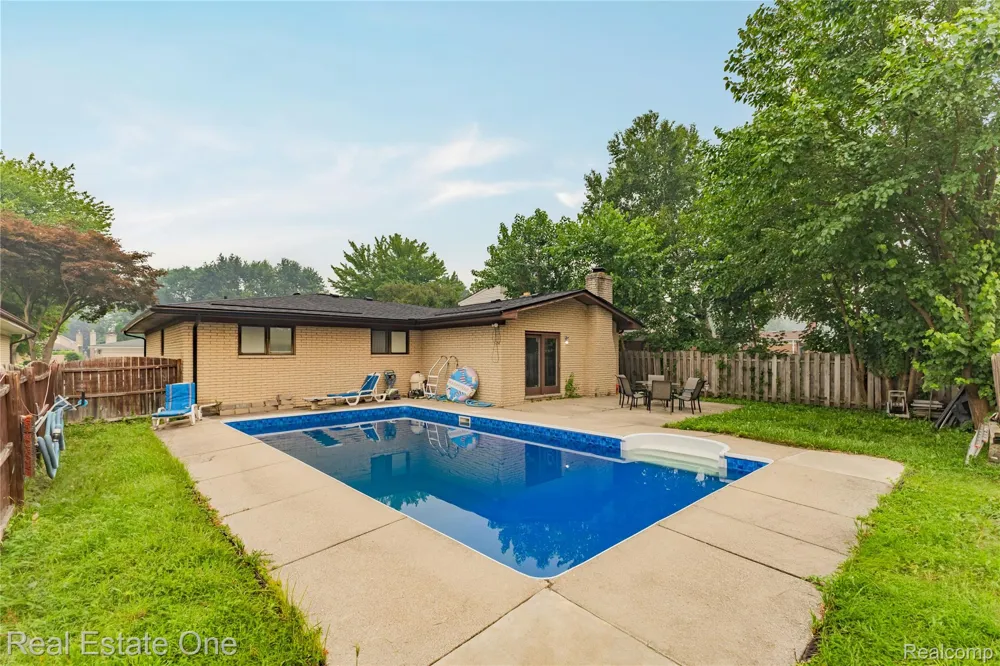 37719 Adrian Drive Sterling Heights City, MI 48310
