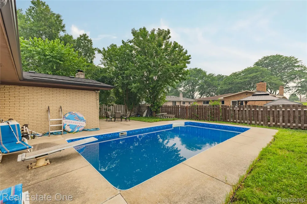 37719 Adrian Drive Sterling Heights City, MI 48310