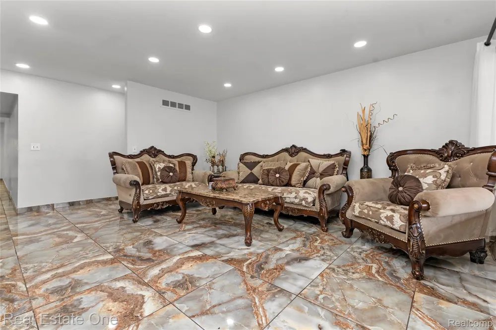 37719 Adrian Drive Sterling Heights City, MI 48310
