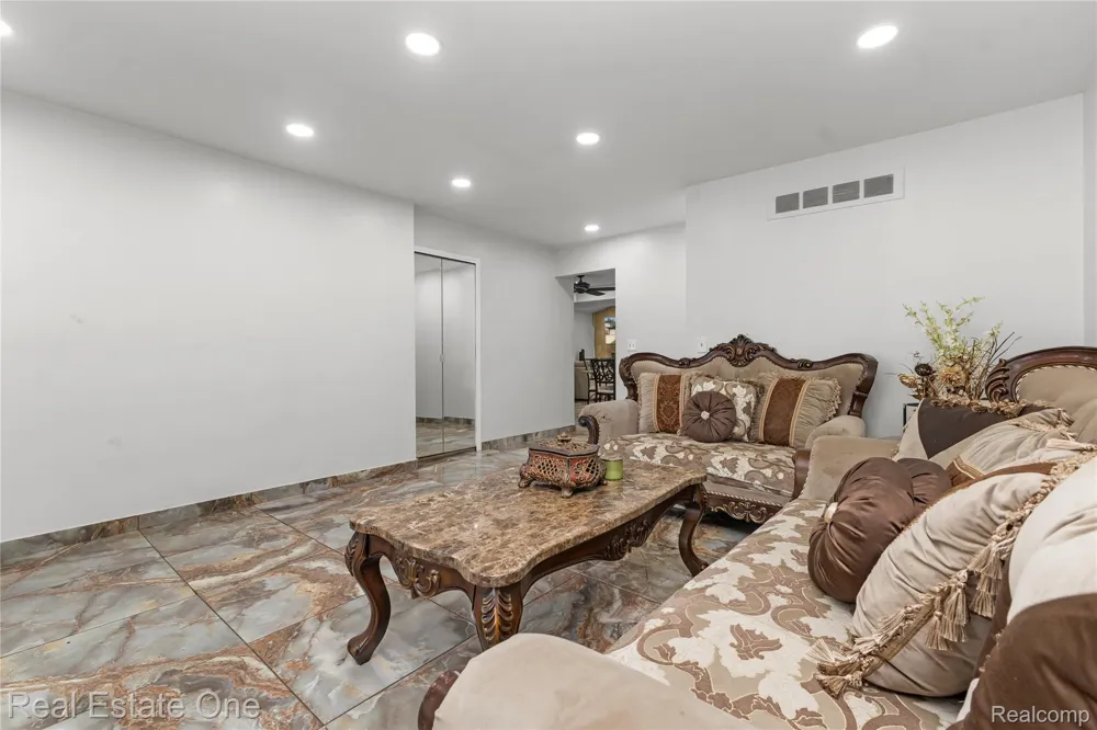 37719 Adrian Drive Sterling Heights City, MI 48310