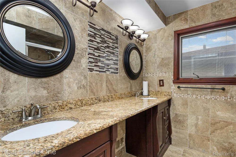 37719 Adrian Drive Sterling Heights City, MI 48310
