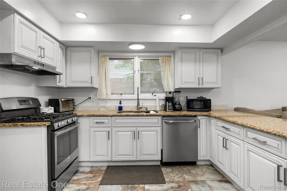 37719 Adrian Drive Sterling Heights City, MI 48310