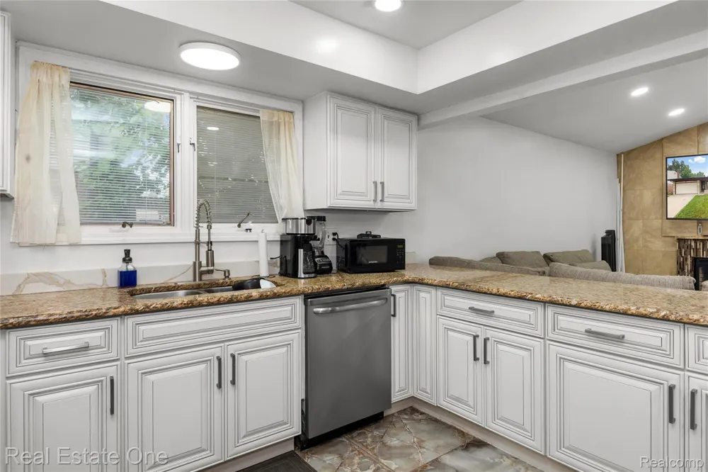 37719 Adrian Drive Sterling Heights City, MI 48310