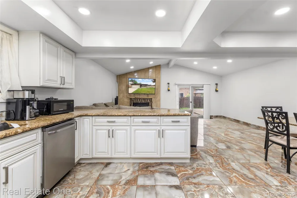 37719 Adrian Drive Sterling Heights City, MI 48310