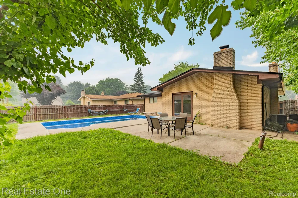 37719 Adrian Drive Sterling Heights City, MI 48310