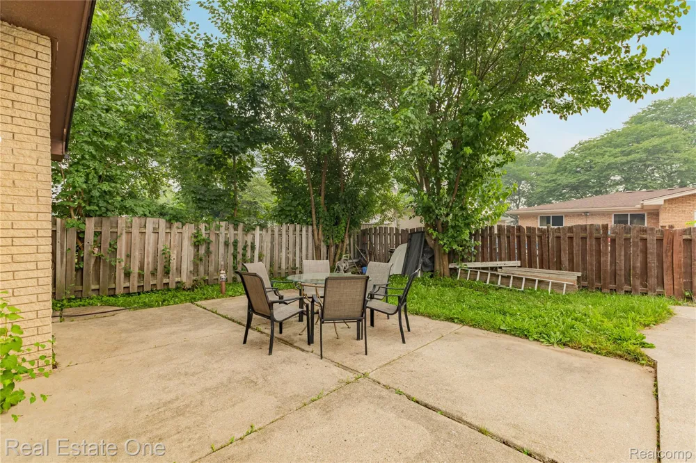 37719 Adrian Drive Sterling Heights City, MI 48310