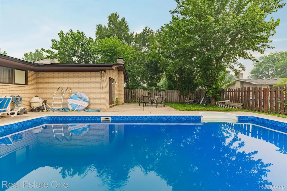 37719 Adrian Drive Sterling Heights City, MI 48310
