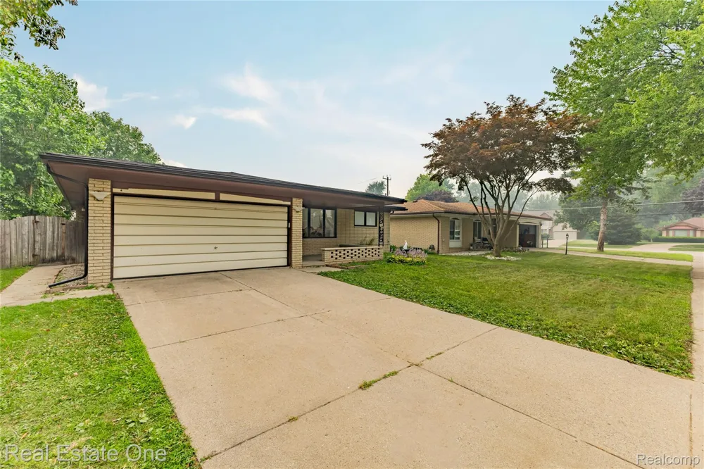 37719 Adrian Drive Sterling Heights City, MI 48310