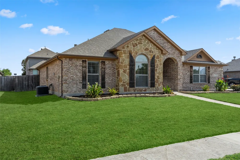 915 Sage Meadow Drive Glenn Heights, TX 75154
