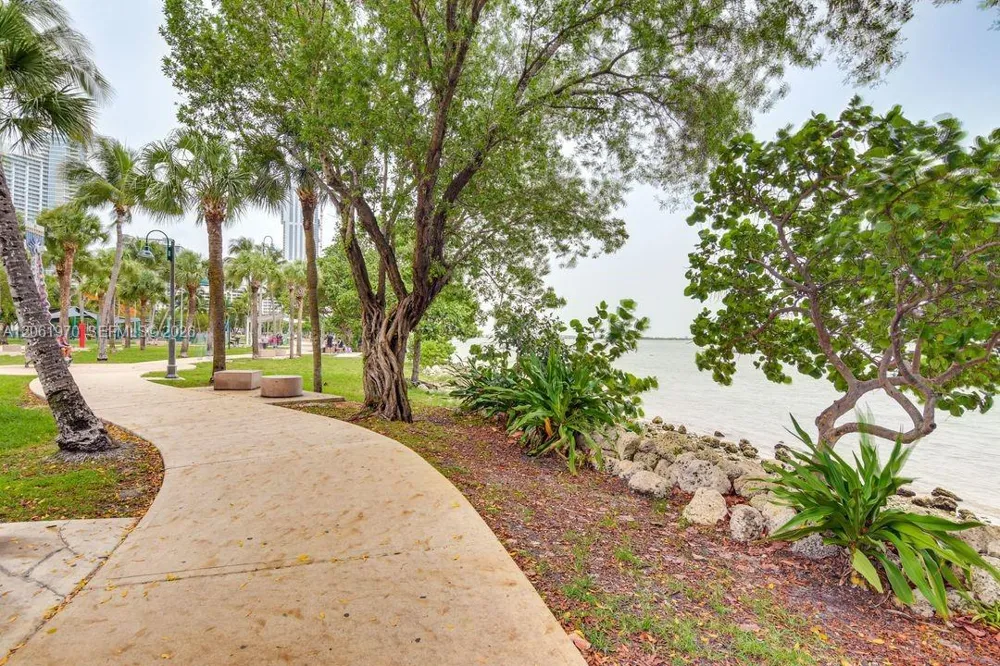 1750 Bayshore Dr #1909 Miami, FL 33132