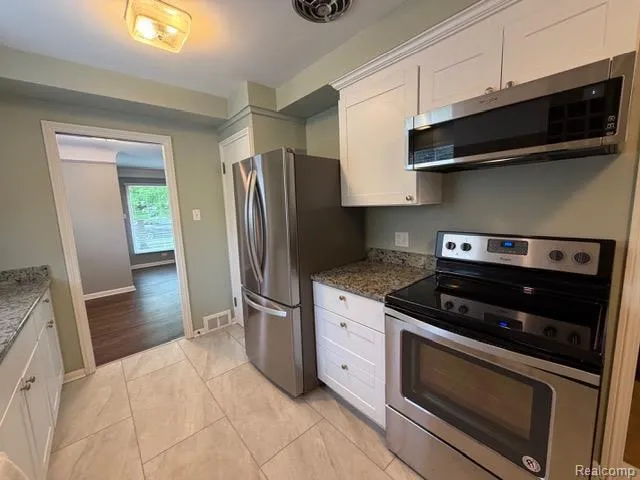 16928 Wetherby Street Beverly Hills Village, MI 48025