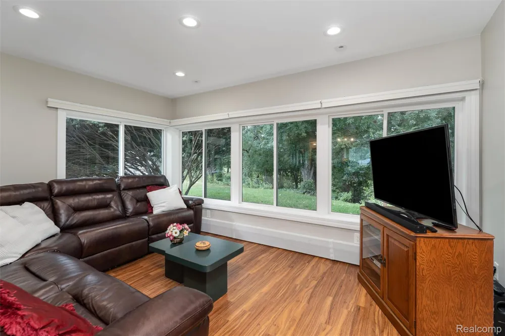 24800 Cromwell Drive Franklin Village, MI 48025