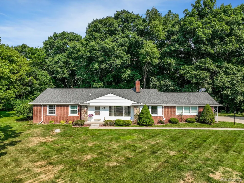 24800 Cromwell Drive Franklin Village, MI 48025