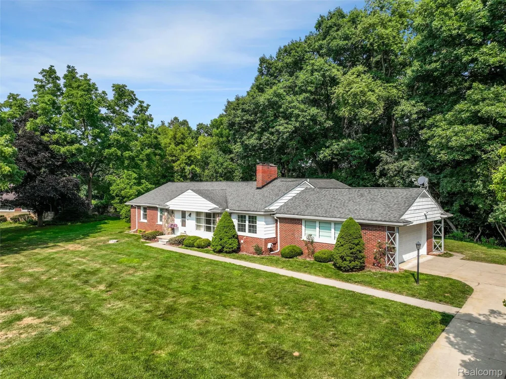 24800 Cromwell Drive Franklin Village, MI 48025