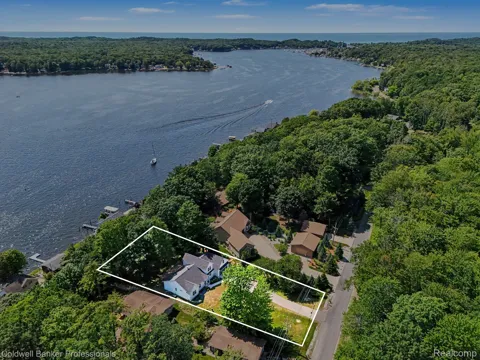5253 W Lakeview Drive