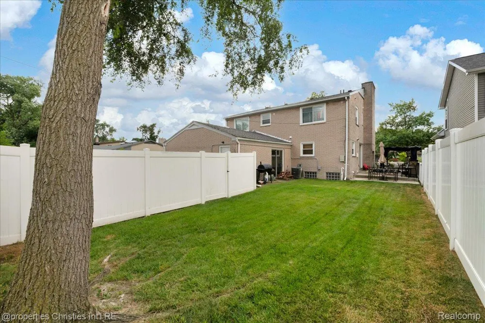 24600 Manistee Street Oak Park City, MI 48237