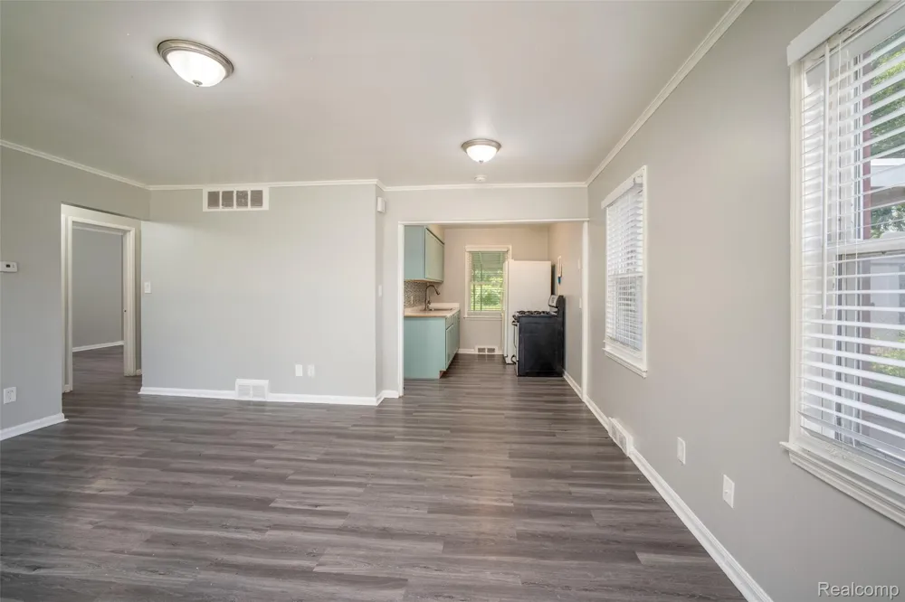 22191 Condon Street Oak Park City, MI 48237
