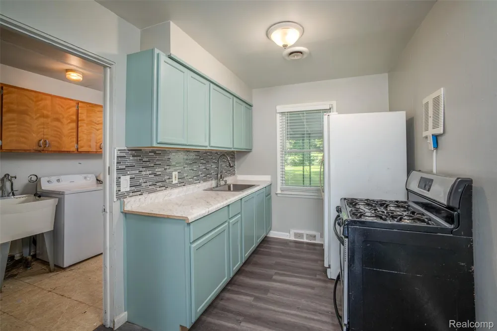 22191 Condon Street Oak Park City, MI 48237
