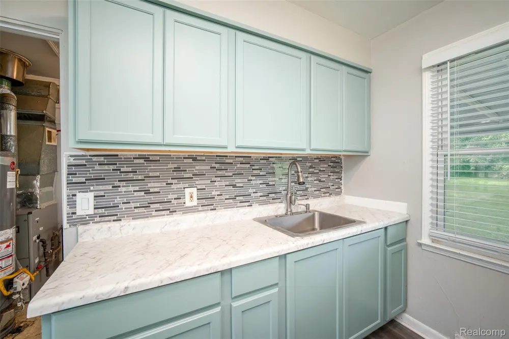 22191 Condon Street Oak Park City, MI 48237