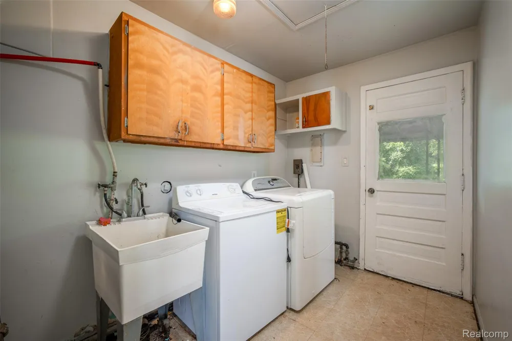 22191 Condon Street Oak Park City, MI 48237