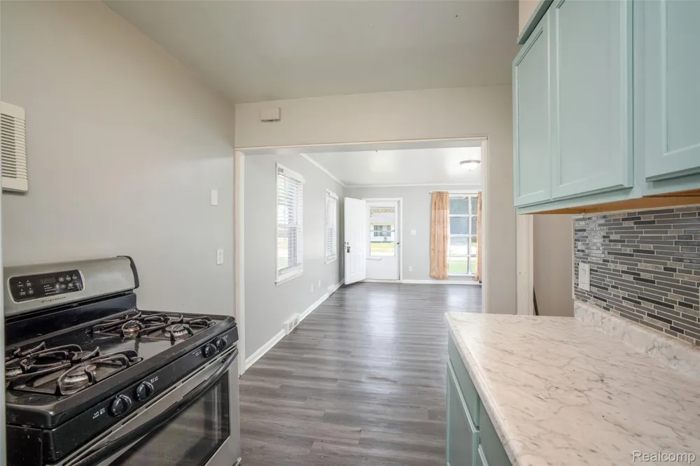 22191 Condon Street Oak Park City, MI 48237