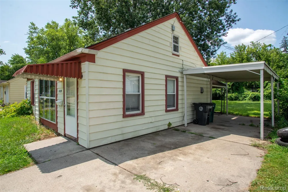 22191 Condon Street Oak Park City, MI 48237