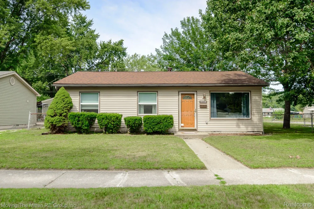 15538 Woodmont Street Romulus City, MI 48174